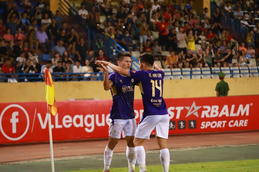 Tuấn Hải ăn mừng bàn thắng