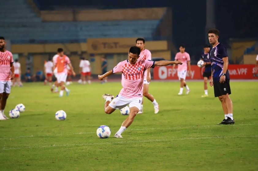 Các cầu thủ Hà Nội FC chuẩn bị cho trận đấu