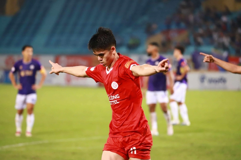 Văn Khang ăn mừng bàn thắng